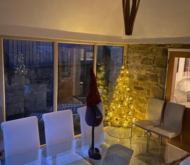 Stocksfield House | Winnie Cottage - Hot Tub, Games Room, Sauna, Large Garden