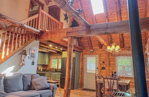 Laconia Cabin | Winnipecabin - Lovely log cabin w/water access & hot tub - close to everything!
