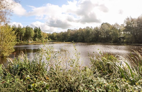 Beeley Apartment | WINSTER APARTMENT, family friendly, with a garden in Two Dales
