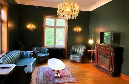 Sherbrooke Apartment | Winston Churchill