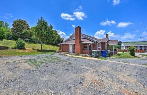 Winston - Salem Cottage | Winston-salem Retreat w/ Yard ~ 6 Mi to Dtwn!