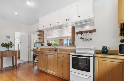 Lake Tarawera House | Winstone Cottage - Waterfront Lake Tarawera Home