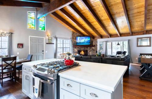 Moonridge House | Winter Getaway Spa Fire-table Close to slopes