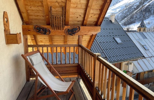 Saint-Sorlin-d'Arves Apartment | Winter/summer resort apartment for 6 people 55m² with fireplace and private garage