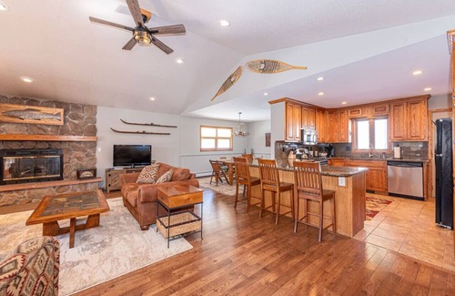 Grand View Highlands Cabin | Winter time escape in the Rockies