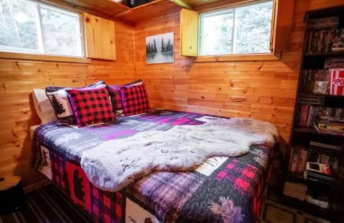 San Marcos Cottage | Winter Wildlife Getaway For 2. Indoor fire, snowshoeing, home cooked breakfast n