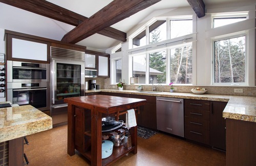 Hailey House | Winter Wonderland! 10 minutes to lifts! Perfect for a family or friend getaway!