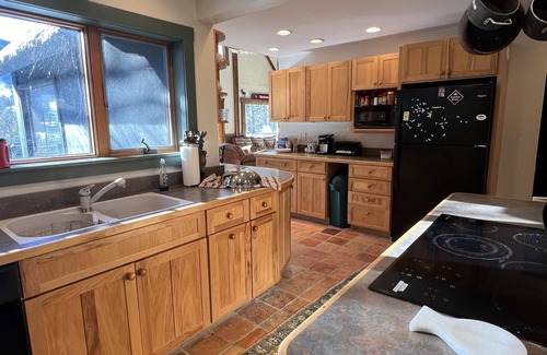 Sunday River Area Ski Chalet | Winterfell: Ski Chalet Retreat, 2 Min Walk to Slopes, Hot Tub/Sauna, Sleeps 18!