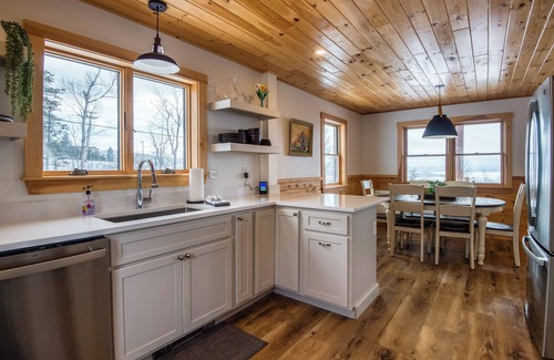Rangeley House | Winterfell | Snowmobile, close to Saddleback, and Rangeley Lake Views!