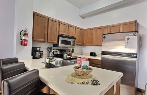 Pittsfield Apartment | Wintergreen at Killington- Wood Burning Fireplace