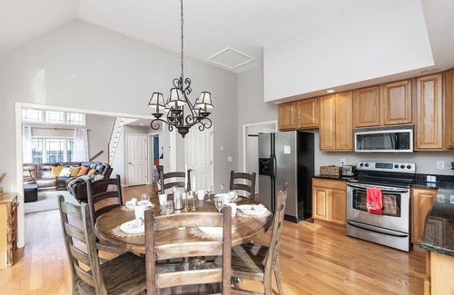 Pedlars Edge House | Wintergreen Ridge Retreat - Family Home