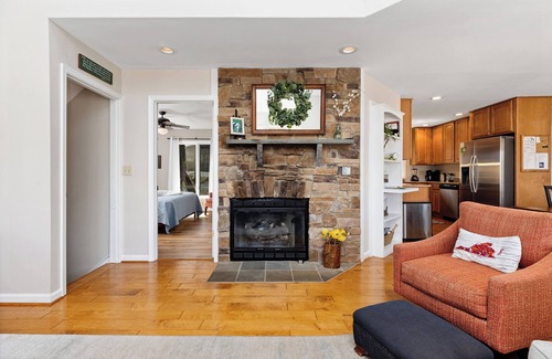 Chestnut Springs House | Wintergreen Resort - Mountain home w/4-bedroom 3 bath, Hot Tub & Wifi