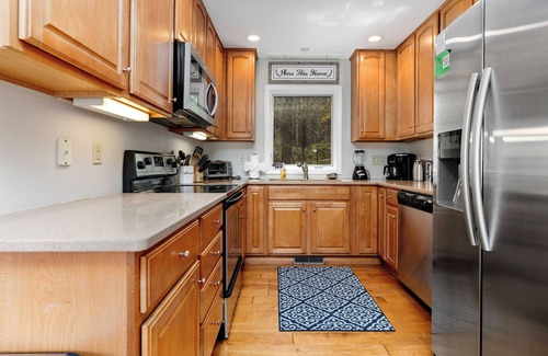 Chestnut Springs House | Wintergreen Resort - Mountain home w/4-bedroom 3 bath, Hot Tub & Wifi