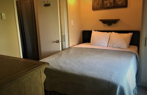 Ghent Apartment | Winterplace Condo E202