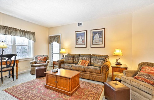 Ludlow Apartment | Winterplace Getaway A101