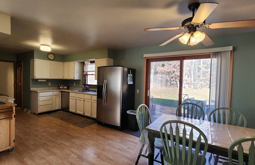 Adams County House | Wisconsin Dells Family Getaway - 'Sunflower' at Spring Lake/'100 Acre Woods'