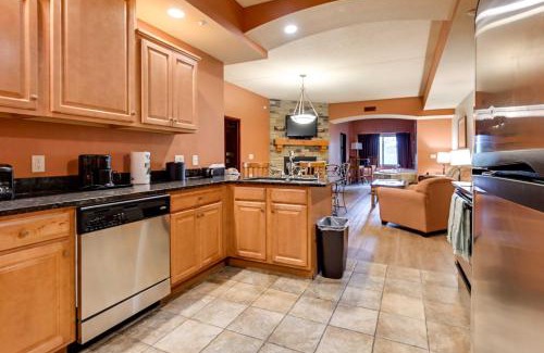 Wisconsin Dells Apartment | Wisconsin Dells Resort Condo with 2 Fireplaces