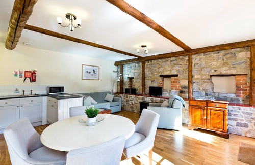 Knockerdown Apartment | Wisels Cottage With Shared Swimming Pool & Games Room