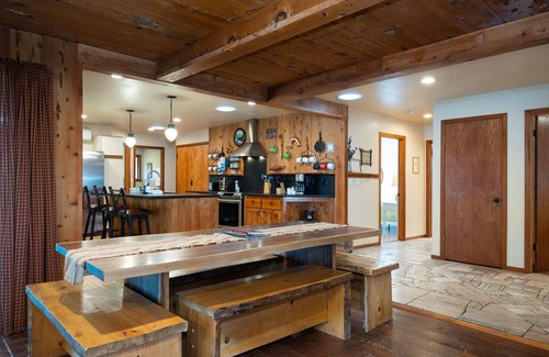 Wishon House | Wishon Retreat: Views BBQ HotTub BassLake Yosemite