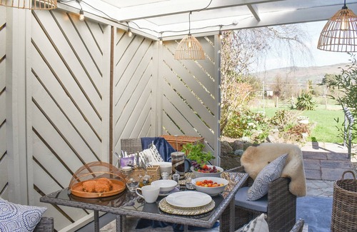 Llanbedr-dyffryn-clwyd Cottage | Wisteria Lodge at The Shipon