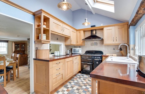Torrington House | Wisteria Cottage - Two Bedroom House, Sleeps 4