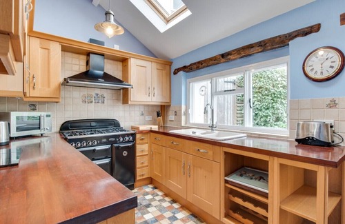 Torrington House | Wisteria Cottage - Two Bedroom House, Sleeps 4