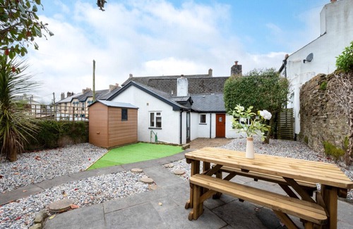 Torrington House | Wisteria Cottage - Two Bedroom House, Sleeps 4