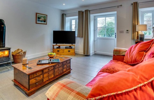 Ysbyty Ystwyth House | Wisteria Cottage - Bwthyn yr Ardd