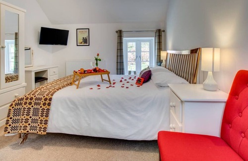 Ysbyty Ystwyth House | Wisteria Cottage - Bwthyn yr Ardd