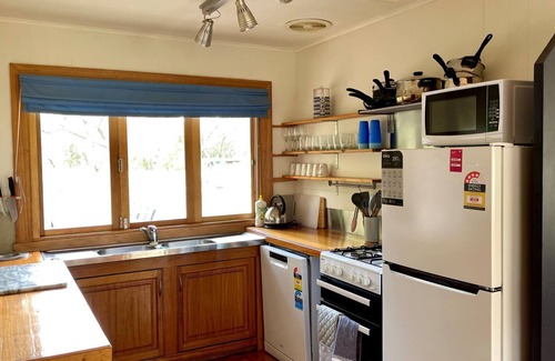 Inverloch Cottage | Wisteria Cottage - Pet Friendly