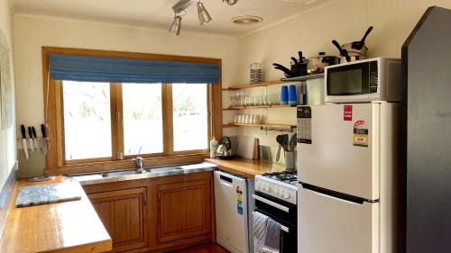 Inverloch House | Wisteria Cottage Pet Friendly