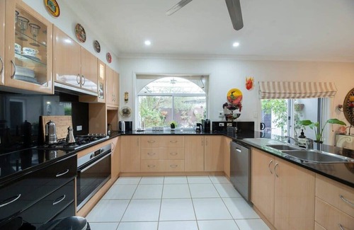 Dubbo House | Wisteria - Golfside Entertainer, Vintage Grandeur