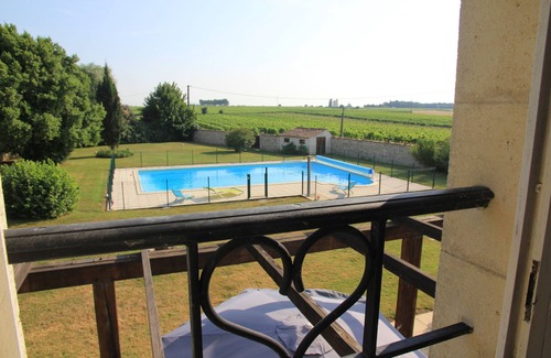 Mortagne-sur-Gironde Cottage | WISTERIA heated swimming pool surrounded by vineyards and not far from the beaches