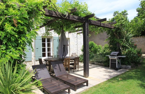Mortagne-sur-Gironde Cottage | WISTERIA heated swimming pool surrounded by vineyards and not far from the beaches