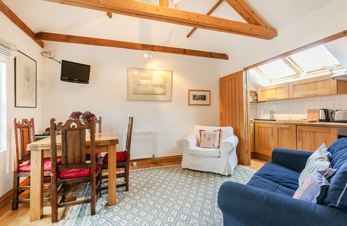 Dartmouth Cottage | Wisteria Suite