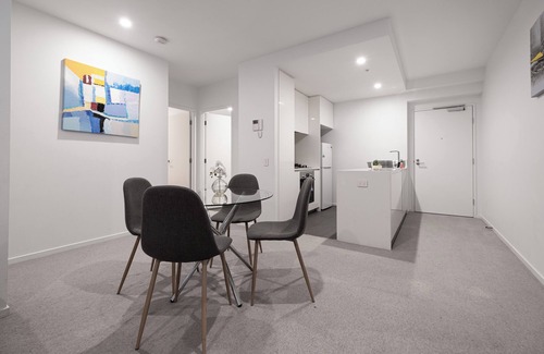 Footscray Apartment | With 2 bedrooms, 2 bathrooms, this apartment impresses with its breathtaking panoramic views