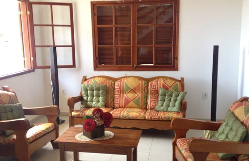 Sao Pedro da Aldeia House | With beautiful lagoon views, it accommodates families or groups of up to 13 people.