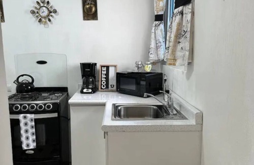 Guatemala City Apartment | With WiFi for your business contacts, Cable, Netflix, and Laundry included!
