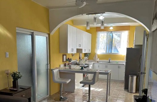 Guatemala City Apartment | With WiFi for your business contacts, Cable, Netflix, and Laundry included!