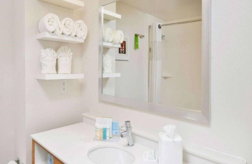 Burlingame House | wo miles from the San Francisco Airport !
