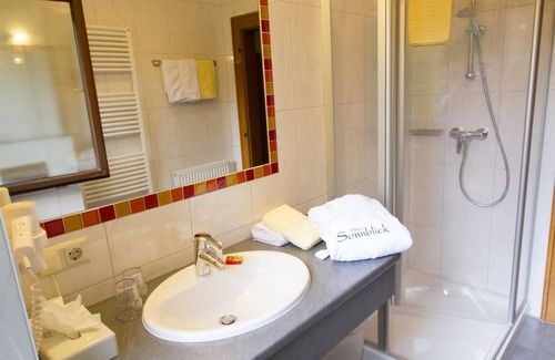 Bad Kleinkirchheim Bed & Breakfast | Wohn-schlafzimmer mit Balkon und Sitzecke - Hotel-garni Haus Sonnblick