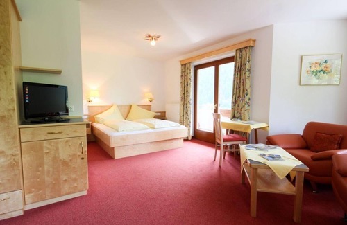 Bad Kleinkirchheim Bed & Breakfast | Wohn-schlafzimmer mit Balkon und Sitzecke - Hotel-garni Haus Sonnblick