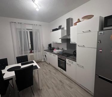 Petershausen-West Apartment | Wohnen am Wasser - Privatzimmer - Sharing Apartment