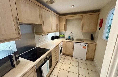 Woking Apartment | Woking 2-Bed Flat with Balcony, En-Suite and Parking