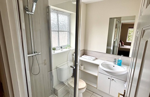 Woking Apartment | Woking 2-Bed Flat with Balcony, En-Suite and Parking