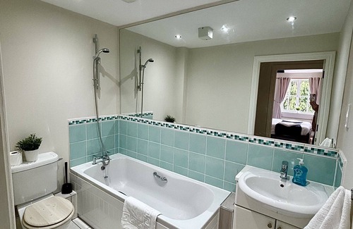 Woking Apartment | Woking 2-Bed Flat with Balcony, En-Suite and Parking