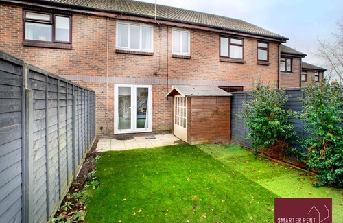 Knaphill Apartment | Woking - 2 Bedroom House - With Garden