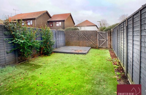 Knaphill Apartment | Woking - 2 Bedroom House - With Garden