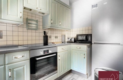 Knaphill Apartment | Woking, 2 Bedroom House, Parking & Garden