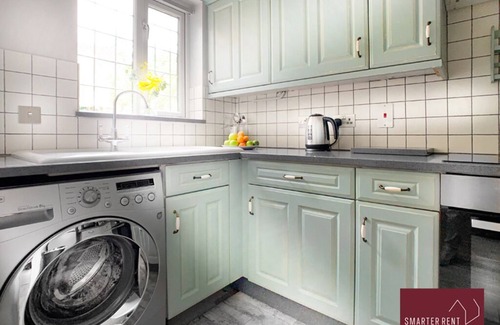Knaphill Apartment | Woking, 2 Bedroom House, Parking & Garden